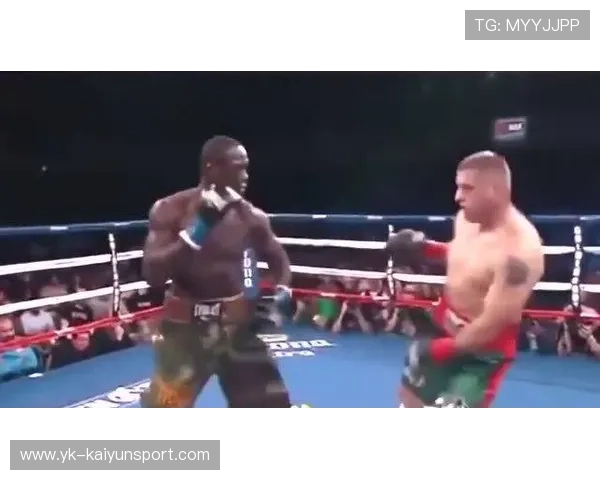 埃德华兹高扫成功 KO,对手瞬间倒地