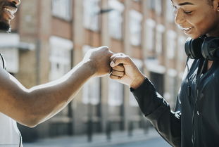 开云下载-英超比赛中裁判语调与非语言行为对球员情绪波动的影响,用语言或行为对裁判员的判决表示异议